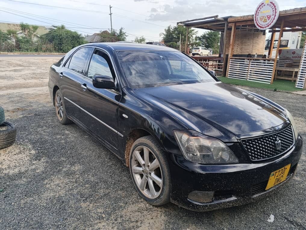 Magari Sokoni Toyota Crown ya Bei Poa 2005