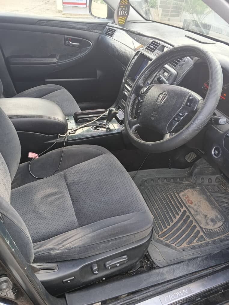 Magari Crown 2005 lipo Dar es salaam