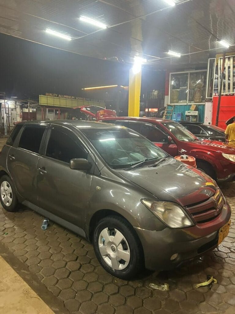 Magari Sokoni Toyota IST ya Bei Poa 2004