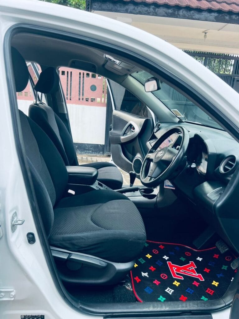 Toyota Rav4 bei poa sokoni Dar es salaam Tanzania
