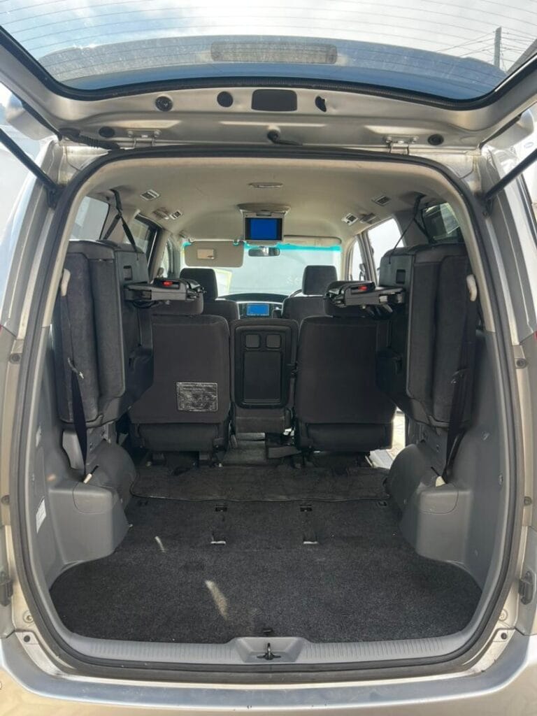 Magari Noah 2005 lipo Dar es salaam