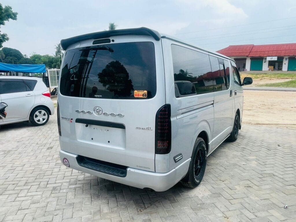 Magari Hiace 2005 lipo Dar es salaam