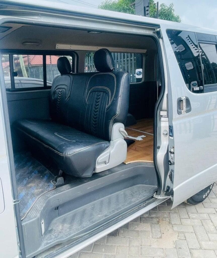 Magari Sokoni Toyota Hiace ya Bei Poa 2005