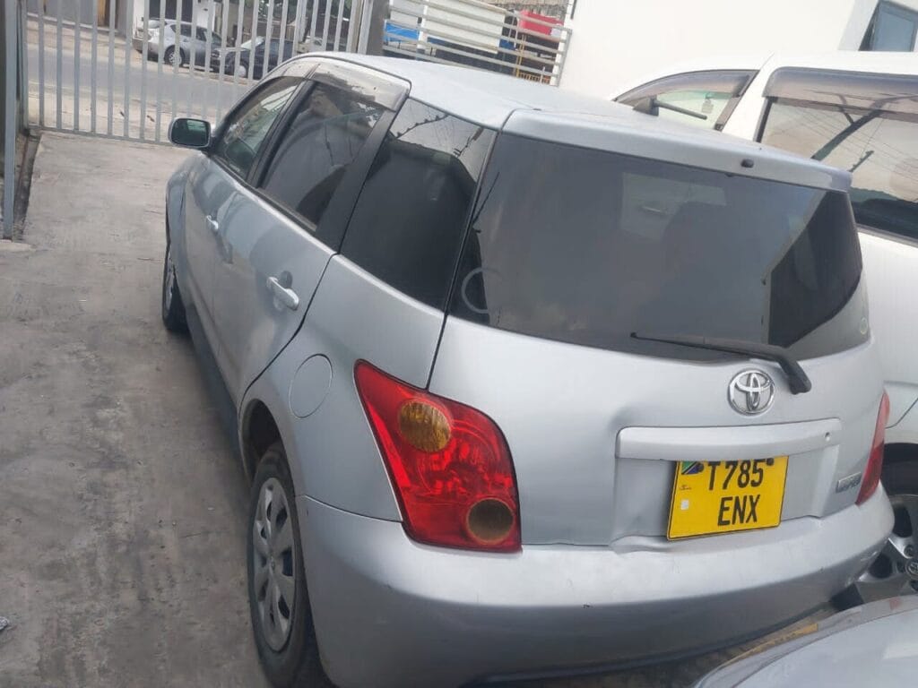 Magari Sokoni Toyota IST ya Bei Poa 2005