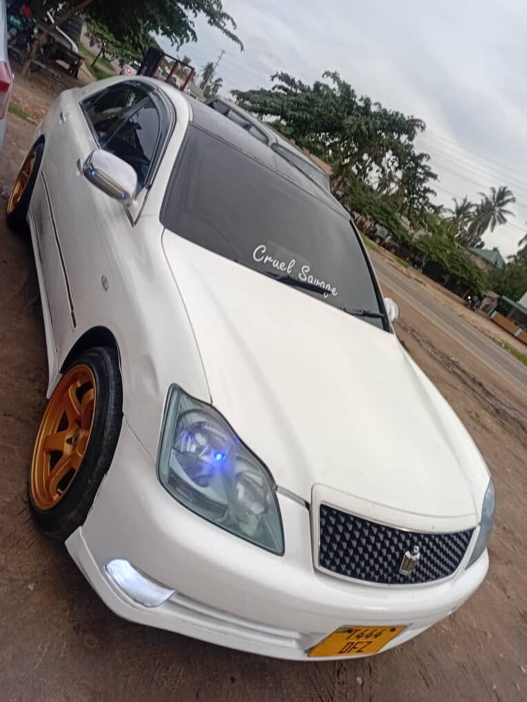 Magari Crown 2005 lipo Dar es salaam