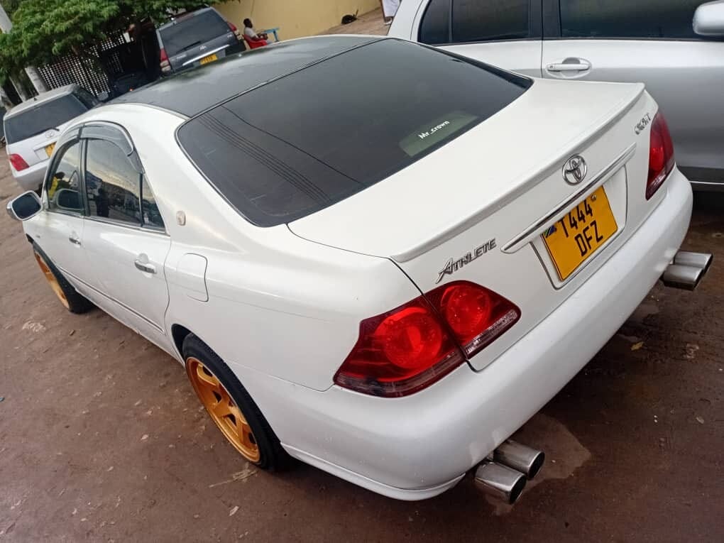 Magari Sokoni Toyota Crown ya Bei Poa 2005