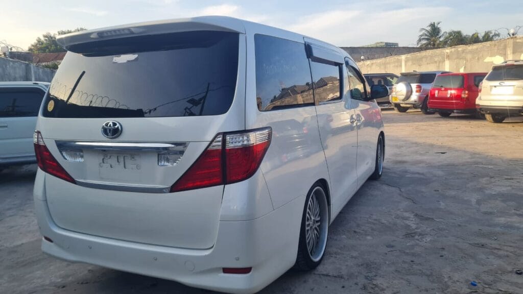 Magari Alphard 2010 lipo Dar es salaam