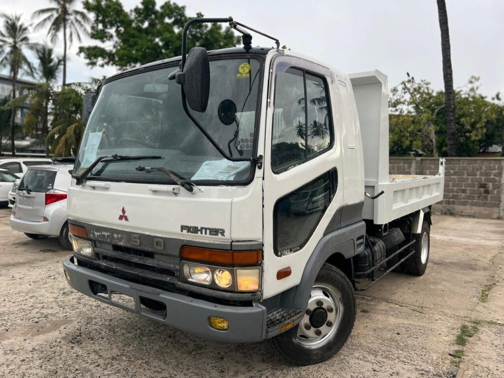 Mitsubishi Fuso bei poa sokoni Dar es salaam Tanzania