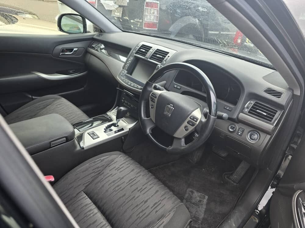 Toyota Crown bei poa sokoni Dar es salaam Tanzania