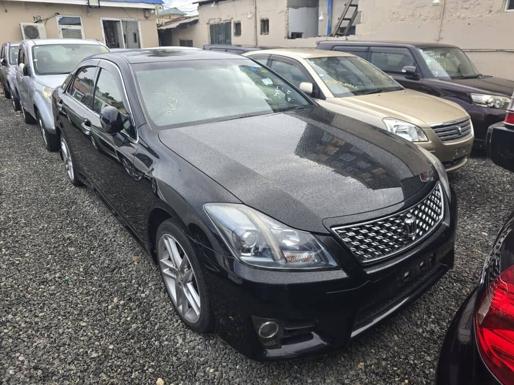 Magari Crown 2011 lipo Dar es salaam