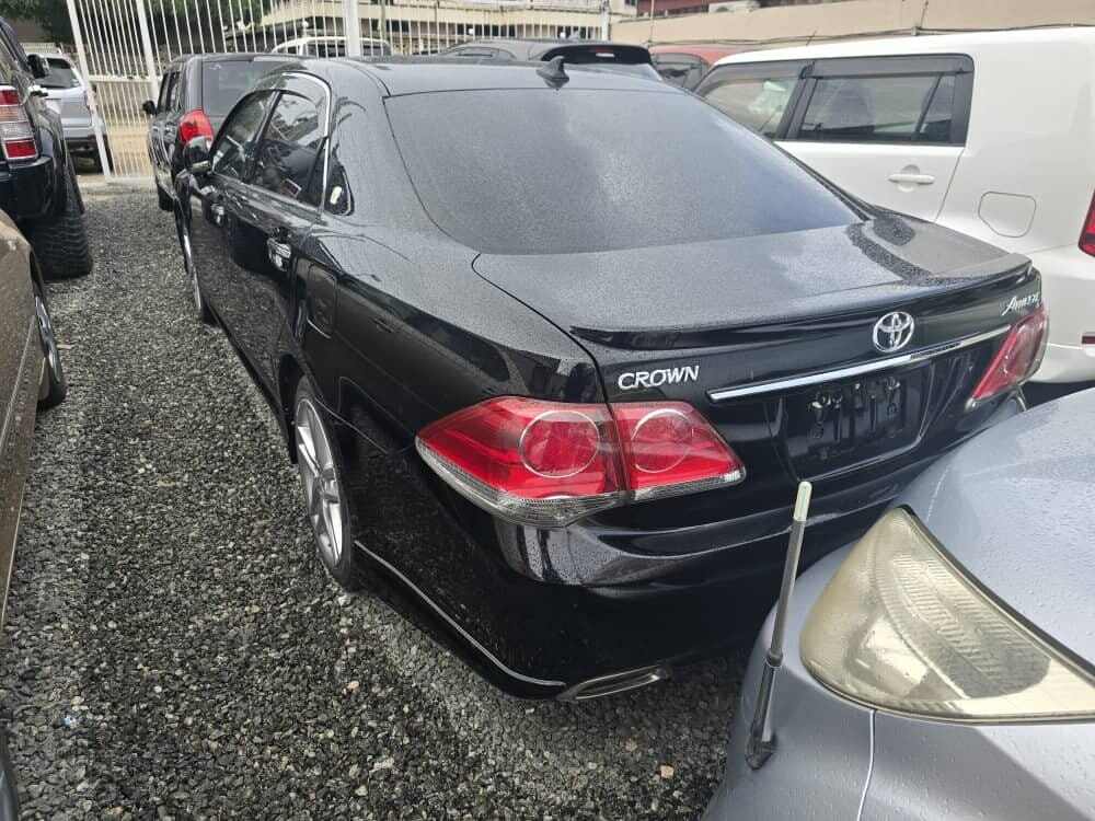 Magari Sokoni Toyota Crown ya Bei Poa 2011