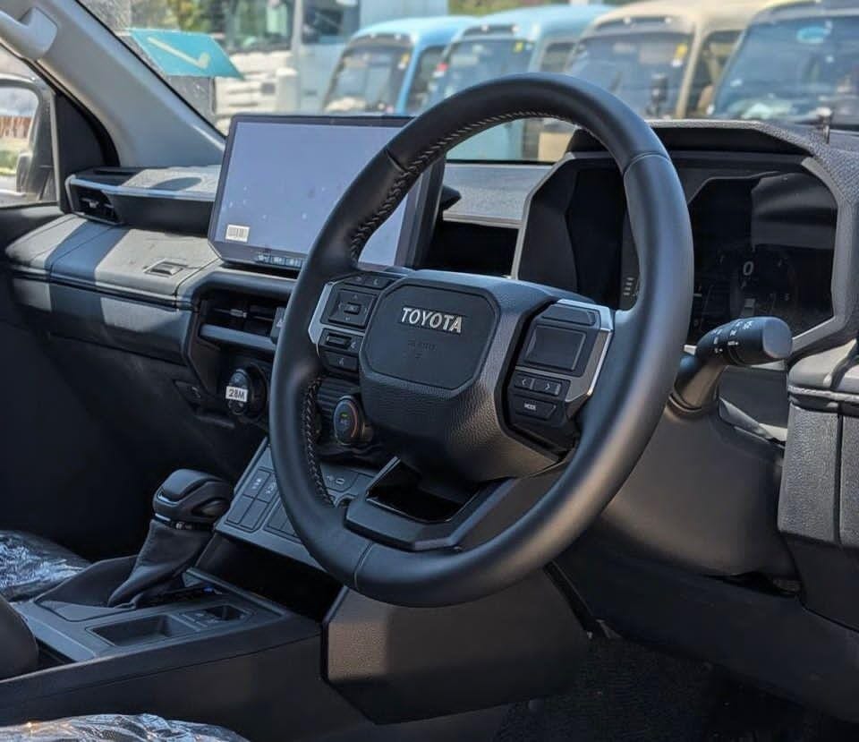 Toyota Hilux bei poa sokoni Dar es salaam Tanzania