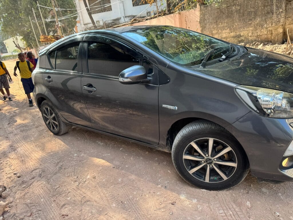 Magari Aqua 2012 lipo Dar es salaam