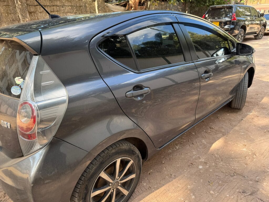 Magari Sokoni Toyota Aqua ya Bei Poa 2012