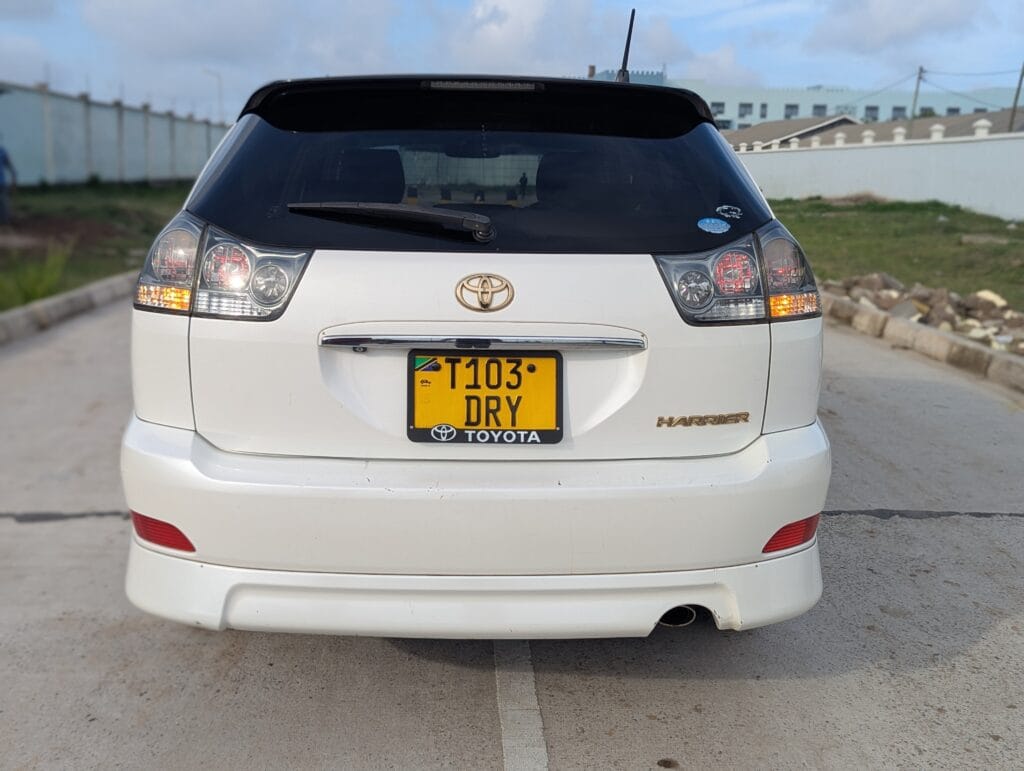 Price Toyota Harrier 2005 for Sale in Dar es salaam