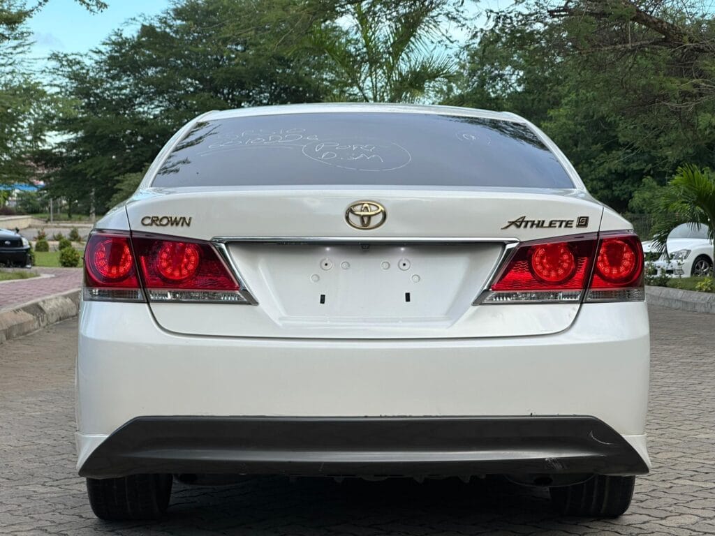 Magari Crown 2014 lipo Dar es salaam