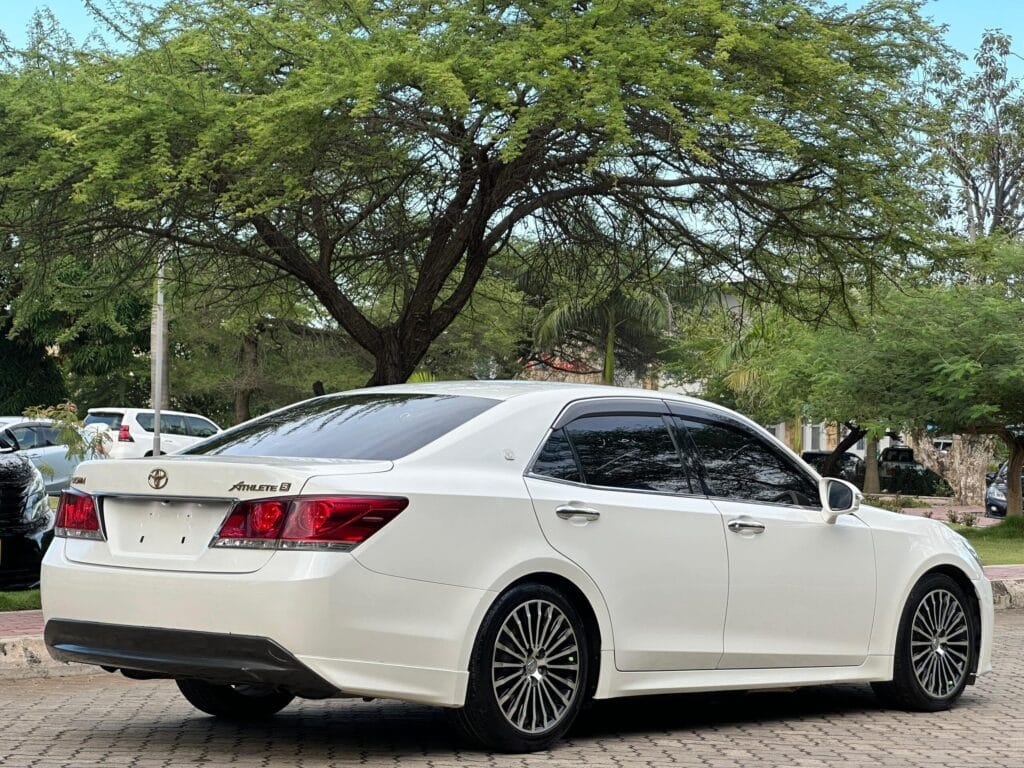 Magari Sokoni Toyota Crown ya Bei Poa 2014