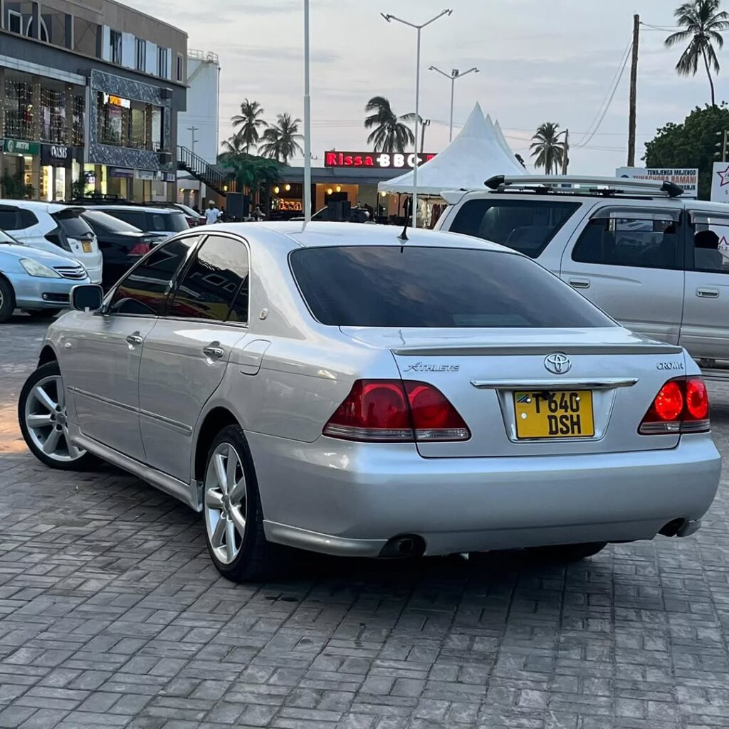 Magari Sokoni Toyota Crown ya Bei Poa 2005