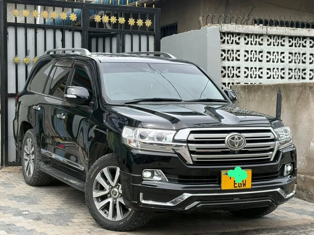 Toyota Land Cruiser V8 bei poa sokoni Dar es Salaam Tanzania