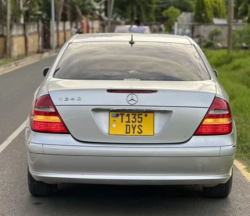Magari E-Class 2004 lipo Dar es Salaam