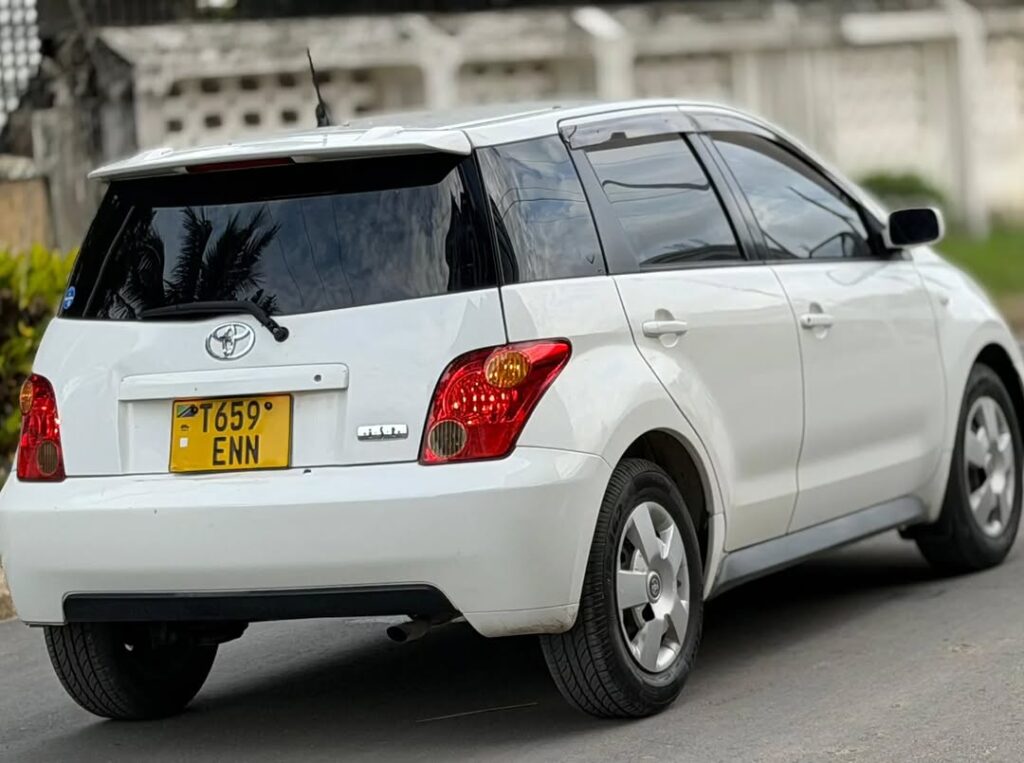 Toyota IST 2004 Inauzwa Dar es Salaam Tanzania