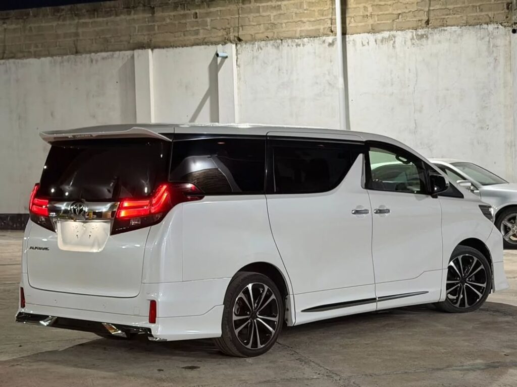 Toyota Alphard bei poa sokoni Dar es Salaam Tanzania