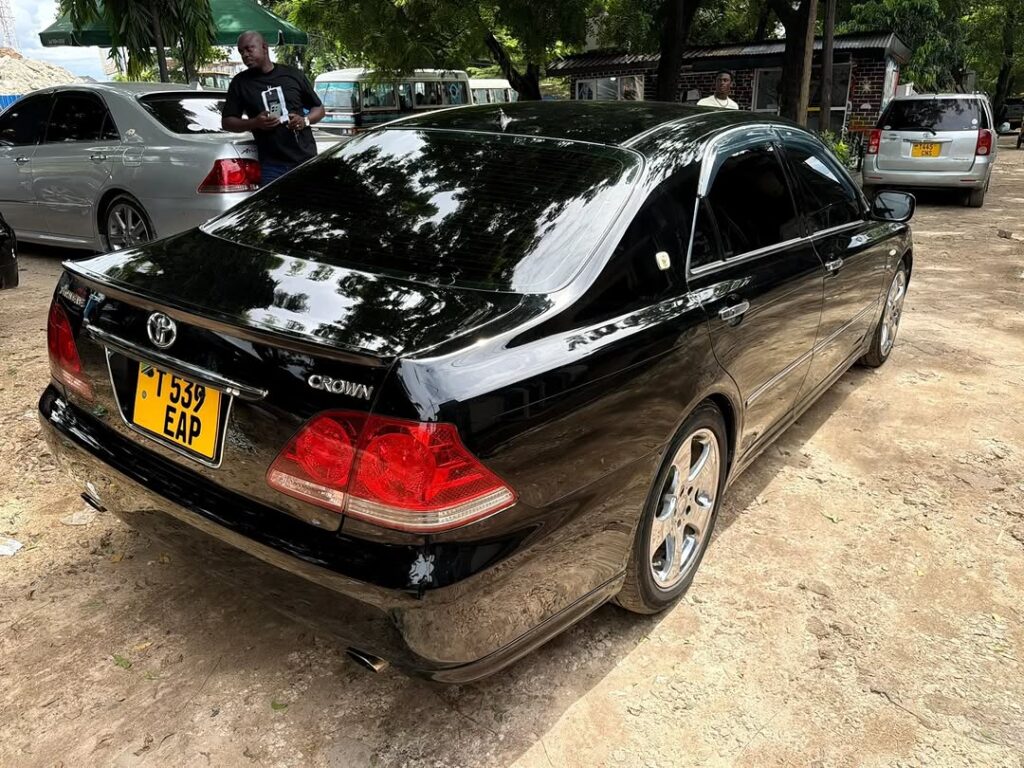 Magari Used Toyota Crown 2006 Dar es Salaam Tanzania