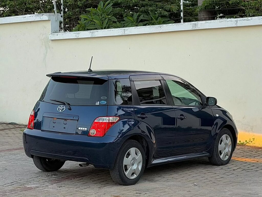 Toyota IST bei poa sokoni Dar es Salaam Tanzania