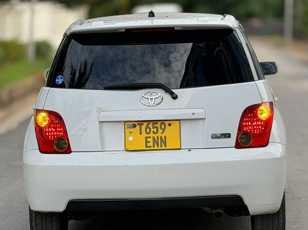 Magari Sokoni Toyota IST ya Bei Poa 2004