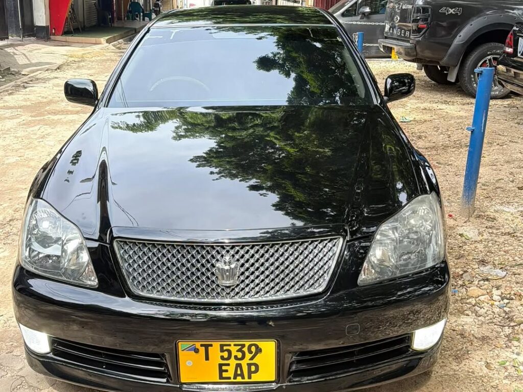 Magari Crown 2006 lipo Dar es Salaam