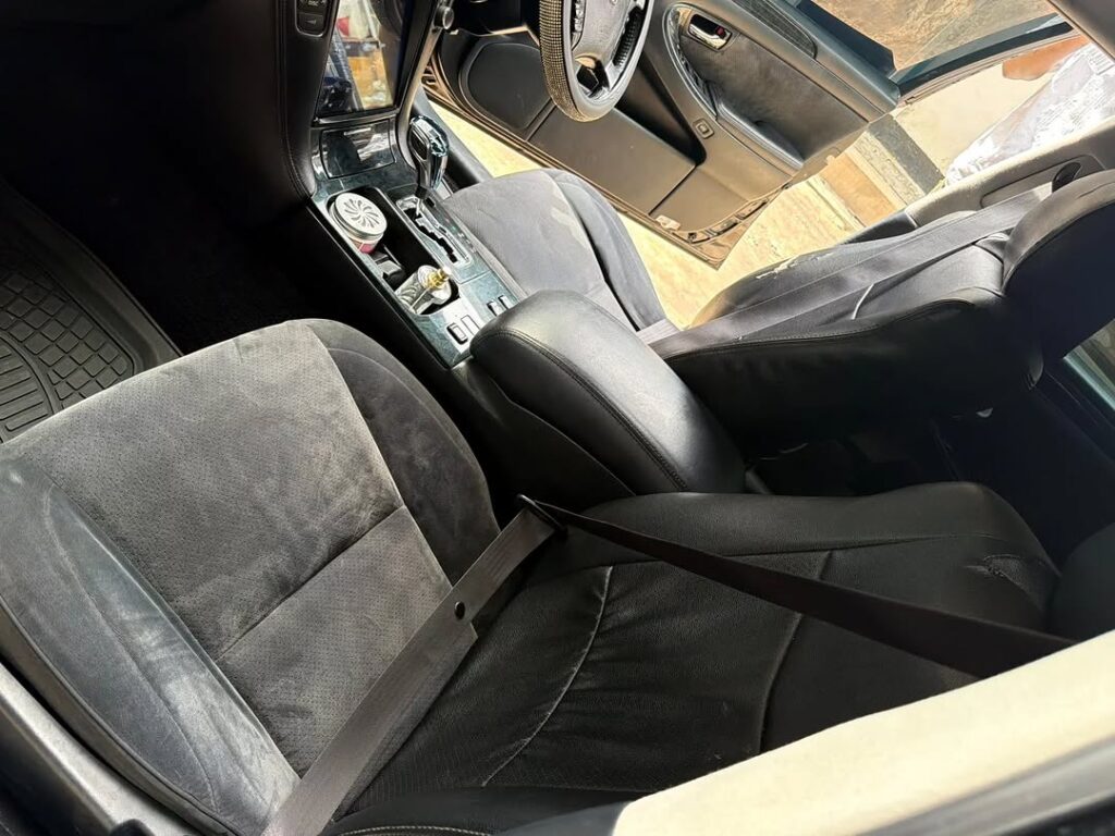 Toyota Crown bei poa sokoni Dar es Salaam Tanzania