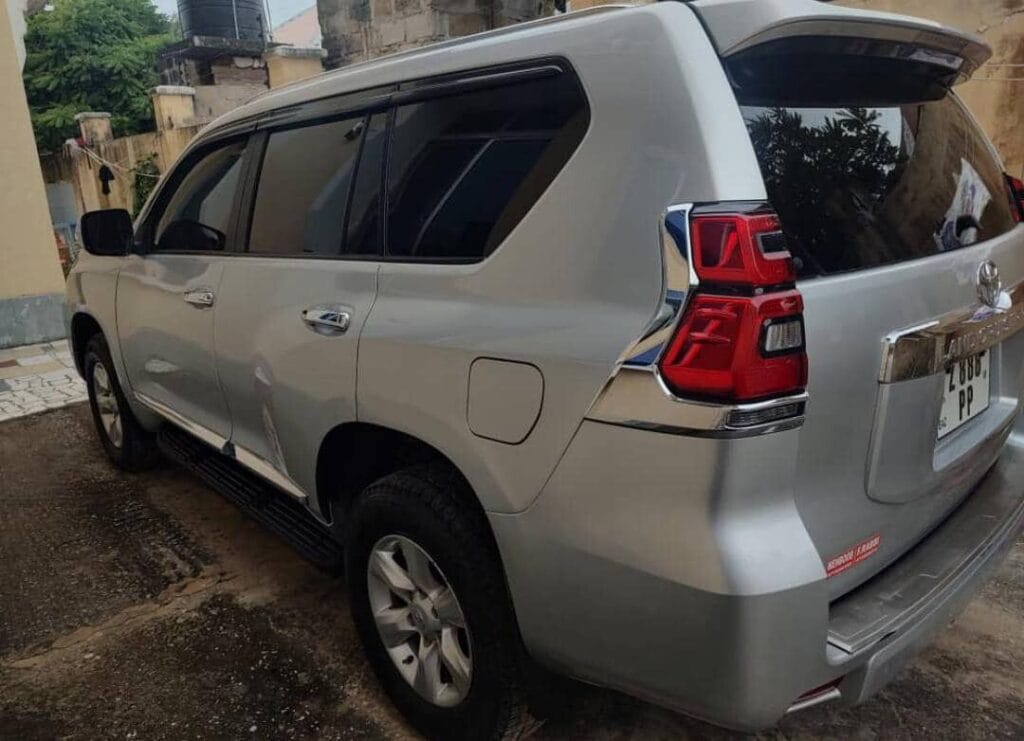 Magari Sokoni Toyota Land Cruiser Prado ya Bei Poa 2012