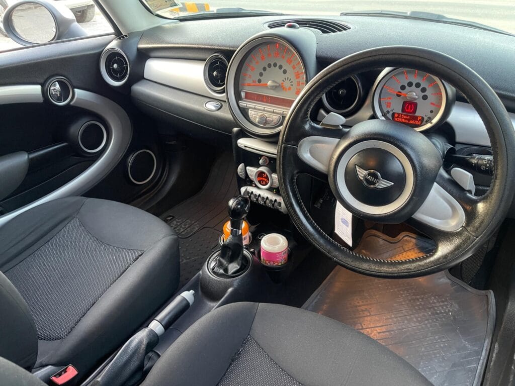 Magari Sokoni Mini Cooper ya Bei Poa 2010