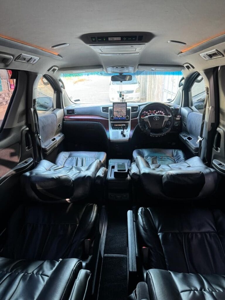 Toyota Alphard bei poa sokoni Zanzibar Tanzania