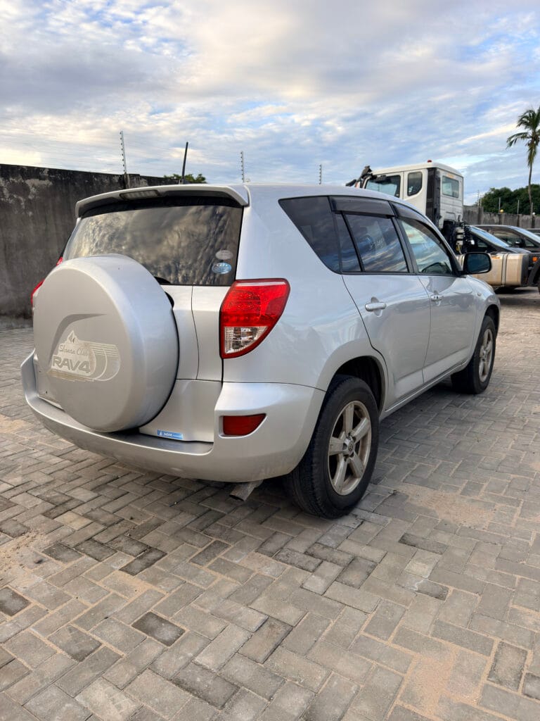 Toyota Rav4 bei poa sokoni Dar es salaam Tanzania
