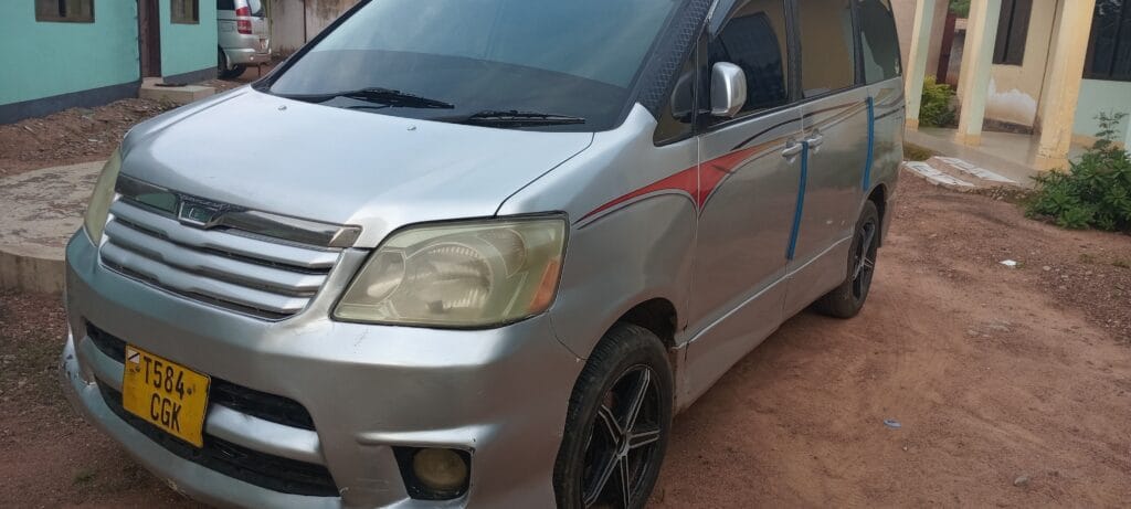 Toyota Noah 2002 for Sale in Shinyanga