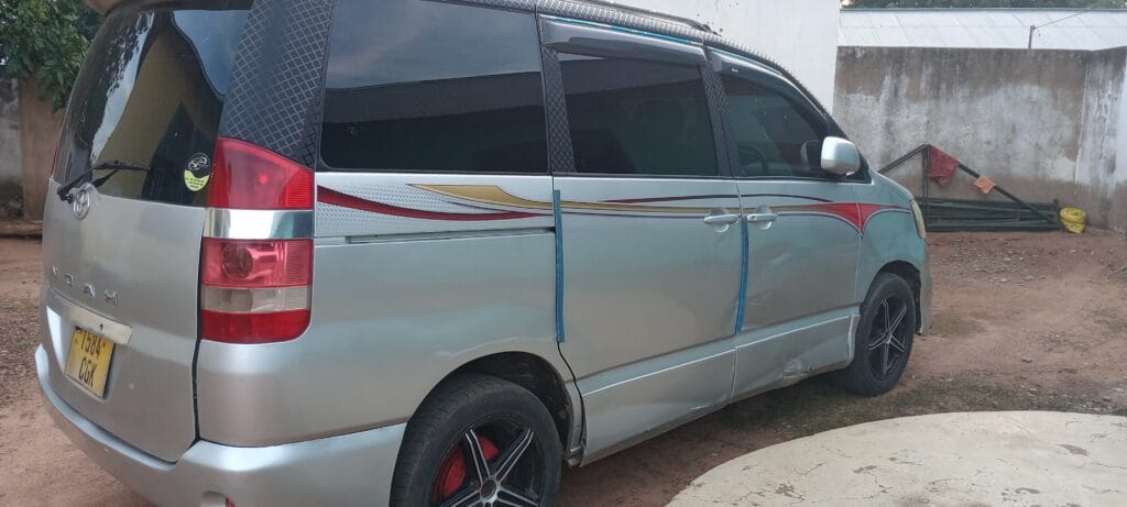 Price Toyota Noah 2002 for Sale in Shinyanga