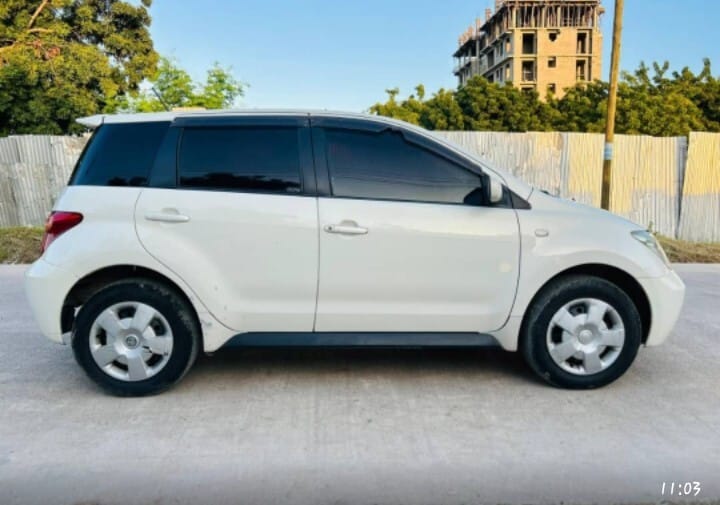Toyota IST bei poa sokoni Dar es salaam Tanzania