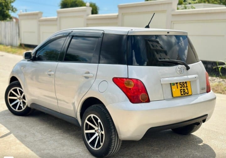 Toyota IST bei poa sokoni Dar es salaam Tanzania