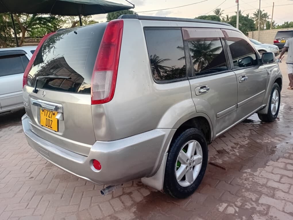 Magari X-Trail 2005 lipo Dar es salaam