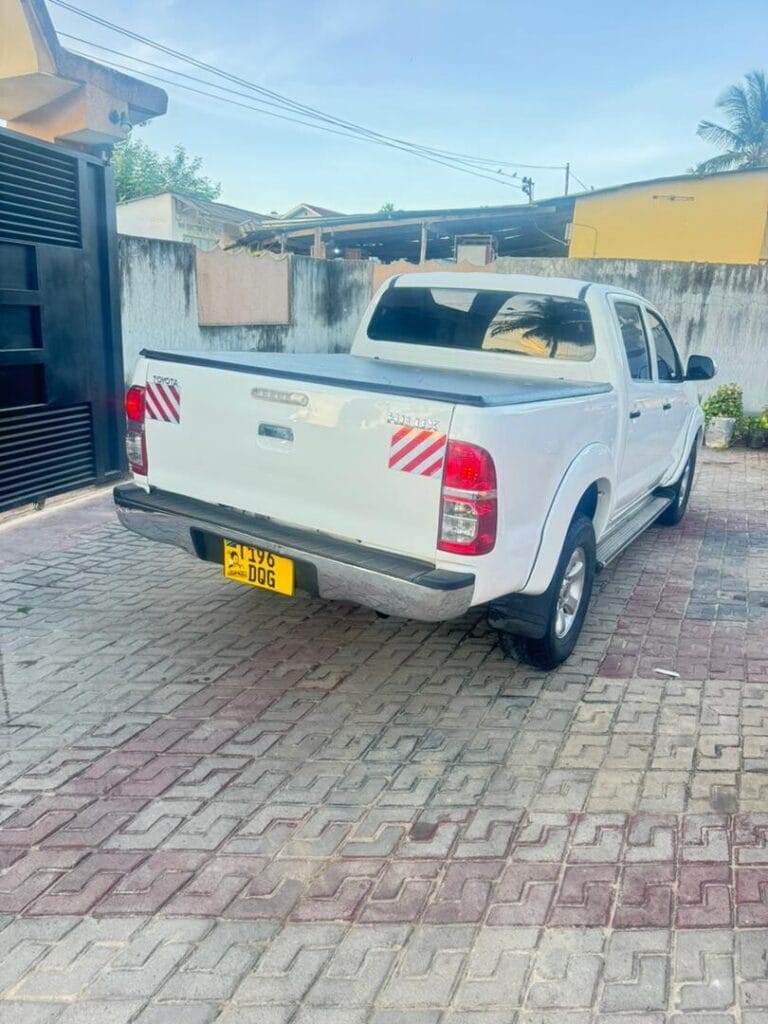 Magari Hilux 2007 lipo Dar es salaam