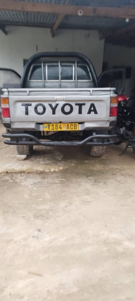 Magari Sokoni Toyota Hilux ya Bei Poa 1998