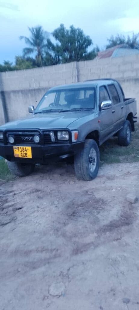 Magari Hilux 1998 lipo Dar es salaam
