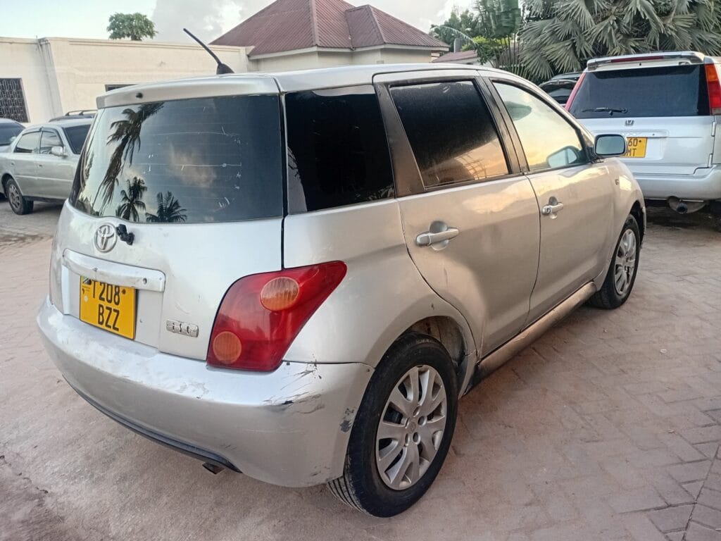 Magari IST 2004 lipo Dar es salaam