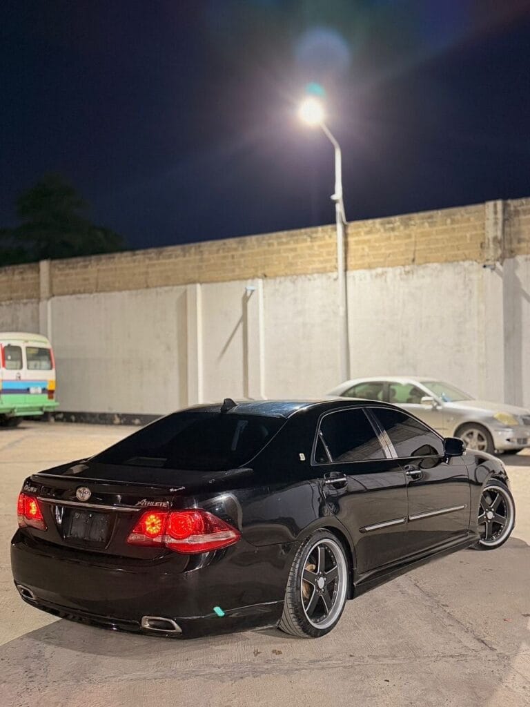 Magari Sokoni Toyota Crown ya Bei Poa 2009