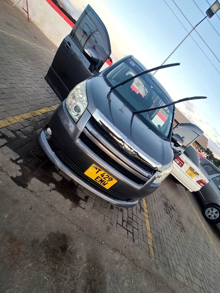Toyota Noah bei poa sokoni Arusha Tanzania