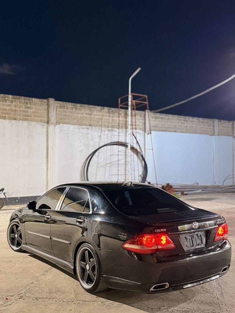 Toyota Crown bei poa sokoni Dar es salaam Tanzania
