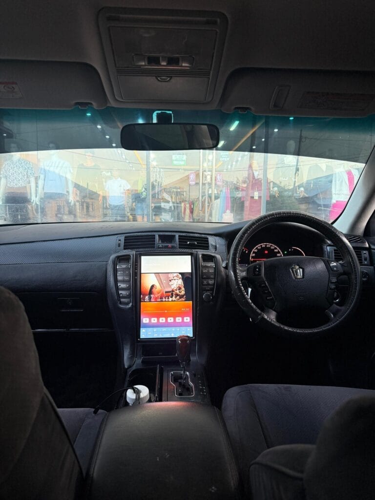 Magari Sokoni Toyota Crown ya Bei Poa 2004