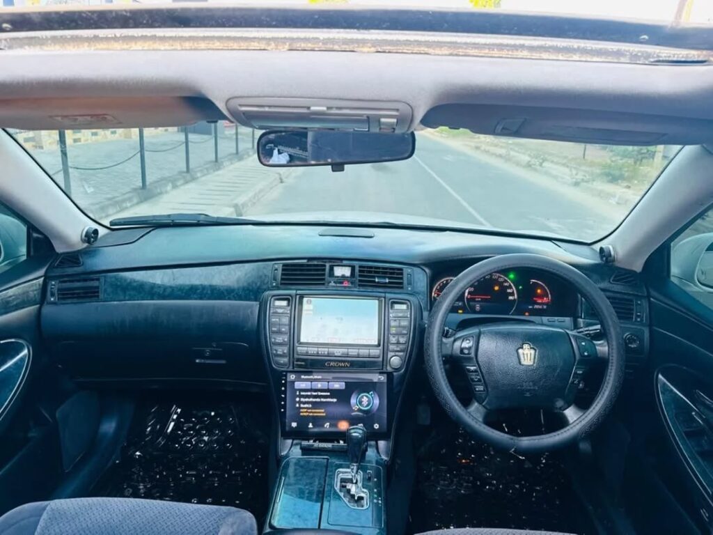 Toyota Crown bei poa sokoni Dar es Salaam Tanzania