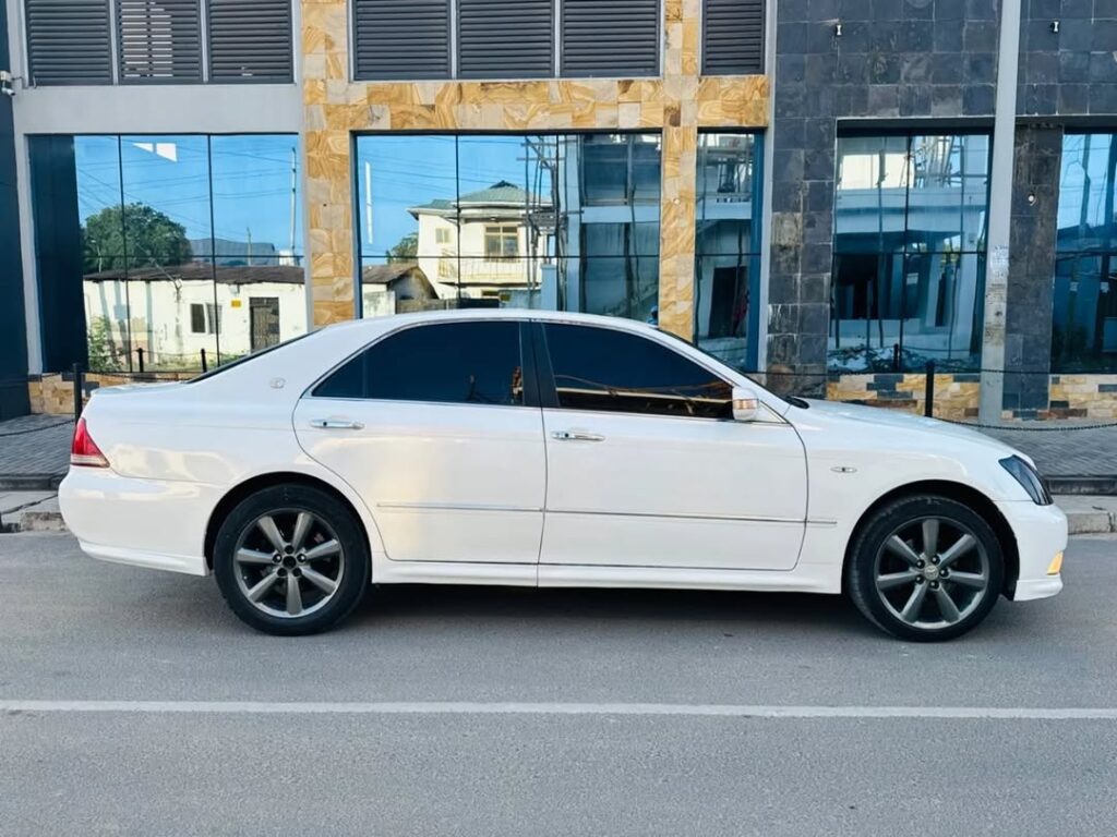 Toyota Crown 2007 Inauzwa Dar es Salaam Tanzania